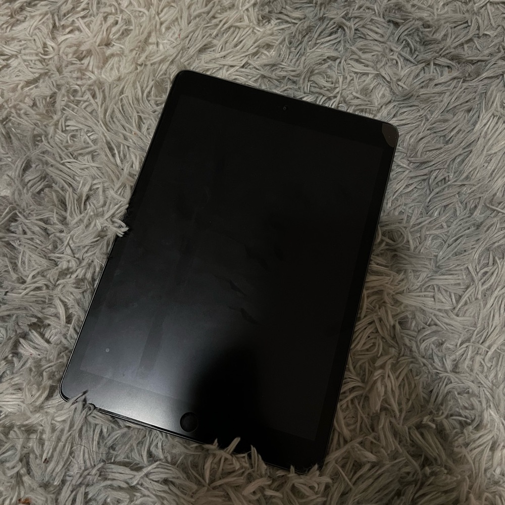 Used IPad 7th Generation. 32 GB. Good condition. No scratches or dents!